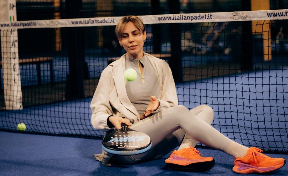 Een speler in nette padel polo op de padelbaan, met focus op stijl en professionaliteit.
