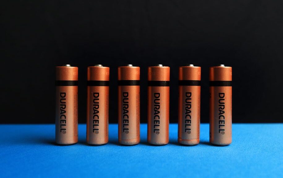 Een slimme thuisbatterij in een moderne woonomgeving, energie besparend en efficiënt gebruik makend van technologie.